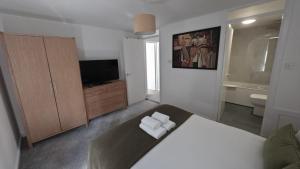 Old Town - Royal Mile Neighbour 2-Bed, 2-Bath Apartment