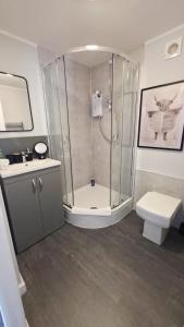 Old Town - Royal Mile Neighbour 2-Bed, 2-Bath Apartment