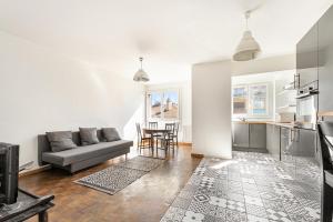 Large 4 bedroom equipped flat