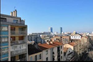 Large 4 bedroom equipped flat