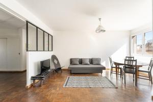 Large 4 bedroom equipped flat