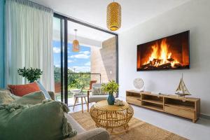 Cozy 3BR Golf and Pool View Apt