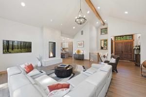 Serenity on 13 Suncadia-luxury 4bd ensuite spa retreat with Sauna, Steam Shower, Jacuzzi, Hot tub, Fire Pit & on-site EV chg