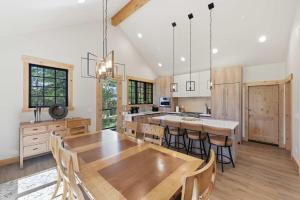 Serenity on 13 Suncadia-luxury 4bd ensuite spa retreat with Sauna, Steam Shower, Jacuzzi, Hot tub, Fire Pit & on-site EV chg