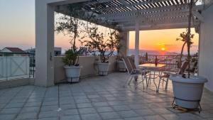 Sunny Penthouse with Panoramic Views near Metro