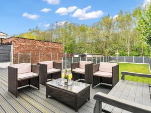 Modern 3 Bed Home with large Driveway and Spacious Garden