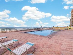 Shores Club 806
