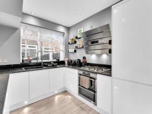 Modern 3 Bed Home with large Driveway and Spacious Garden