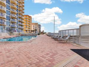 Shores Club 807