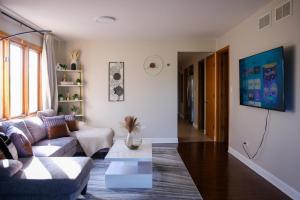 3BR Modern Apt • Gym • Workspace • Quiet Location