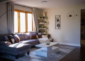 3BR Modern Apt • Gym • Workspace • Quiet Location