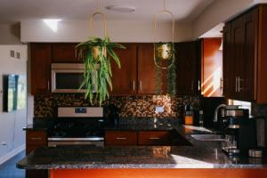 3BR Modern Apt • Gym • Workspace • Quiet Location