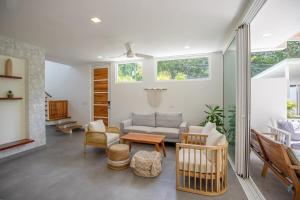 BRAND NEW 3 BR Modern Villa Gal