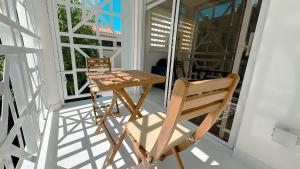 Poolside Modern Apartment, Beach Nearby