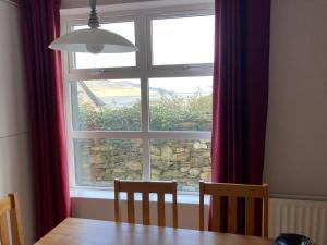 Central Two Bed Apartment looking over the Harbour