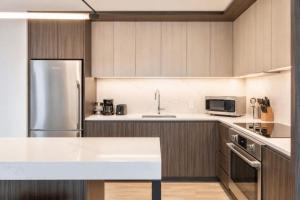 Luxury Seaport Stay Rooftop & Pool
