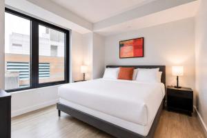 Luxury Seaport Stay Rooftop & Pool
