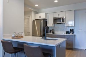 Modern Apt & Walk to Restaurants