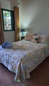 Hospedaria da Cris - Chalé com 2 suites cozinha varanda jardim garagem no centro de Alto Paraiso