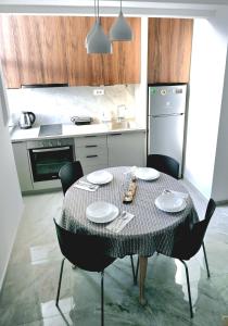 Cozy Apartment with Free Parking near Center- LeLand Apartment