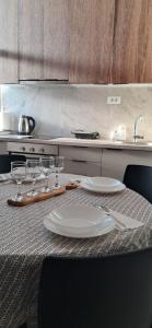 Cozy Apartment with Free Parking near Center- LeLand Apartment