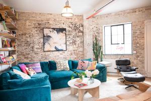 Spacious Canal-Front Warehouse Near Shoreditch