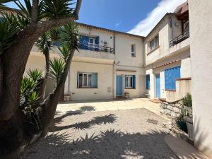 Wonderful flat beachfront & garden