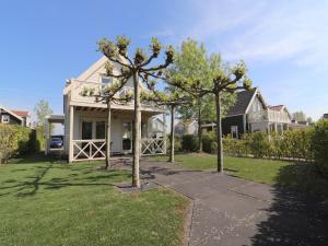 Bungalow in South Holland by the Water