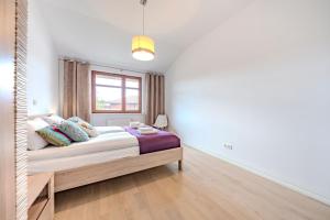 White Pearl Apartament with Two Terraces by OneApartments