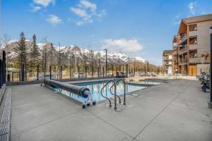 Top Floor Mountain View Retreat - Pool & Hot Tub