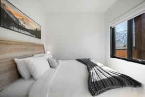 Top Floor Mountain View Retreat - Pool & Hot Tub