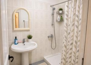 Room in Borsh D