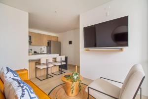 Cozy 2 bedroom home with AC and fiber optic Wi-Fi