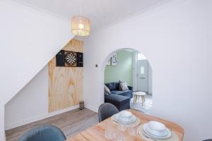Next to the Train StationManchester and Liverpool , Fast Wi-Fi , Long Stays Welcome