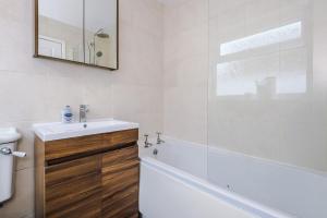 Next to the Train StationManchester and Liverpool , Fast Wi-Fi , Long Stays Welcome