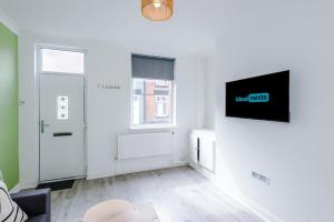 Next to the Train StationManchester and Liverpool , Fast Wi-Fi , Long Stays Welcome
