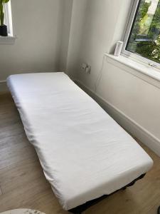 Comfortable Studio - 7 Minute Drive to Heathrow - Ideal for Long Stays & Contractors - Sleeps 2 - Unlimited Wi-Fi