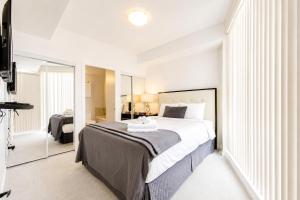 Altitude Suites on Bay - Downtown Toronto Near Toronto General Hospital & Eaton Centre