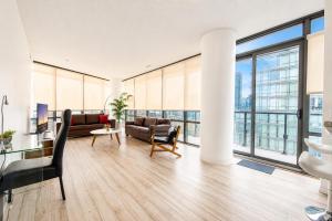 Altitude Suites on Bay - Downtown Toronto Near Toronto General Hospital & Eaton Centre