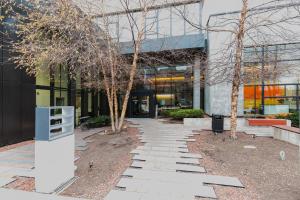 W Loop Studio w Deck Pool Gym 3 blocks to L CHI-643