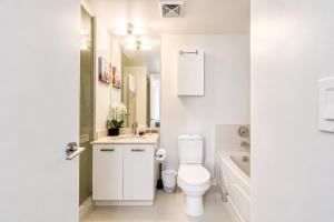 Altitude Suites on Bay - Downtown Toronto Near Toronto General Hospital & Eaton Centre