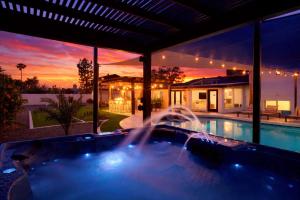 Sunburst Estate - Pool - Hot Tub - Tons of Games!