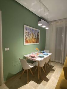 The Glow Apartment, Lalzi Bay