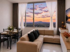 Elegante Apartamento en Torre Milenium La Aurora con Vista Urbana y Espacios Familiares Premium