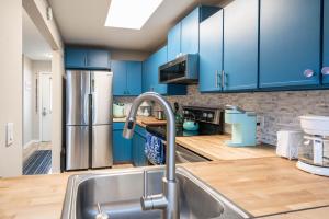 Cozy Renovated Condo - Walk to Town & Beach!