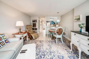 Cozy Renovated Condo - Walk to Town & Beach!
