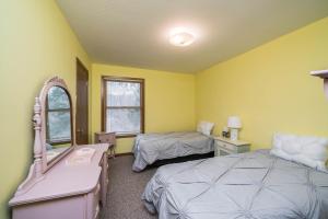 Cozy Renovated Condo - Walk to Town & Beach!