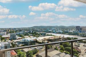 Stunning Apt with Sunset Views, Car Park, Gym and Pool