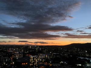 Stunning Apt with Sunset Views, Car Park, Gym and Pool