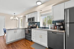 New! Comfy Flat near Downtown Roseville